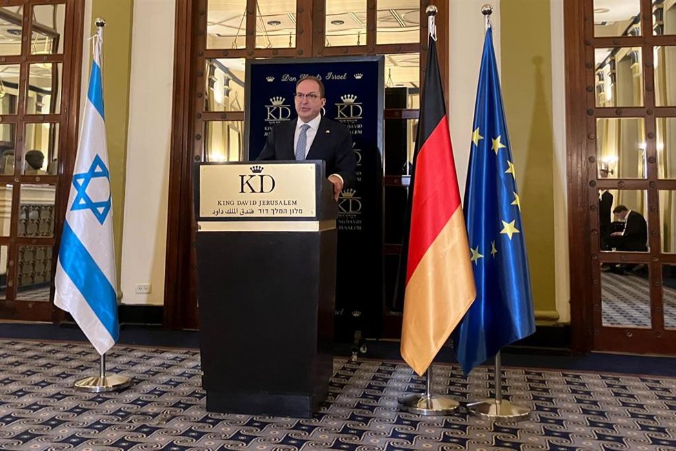 El ministro del Interior alemán, Alexander Dobrindt, habla en una conferencia de prensa en el Hotel King David durante su visita a Israel para la firma de un acuerdo de ciberseguridad con el primer ministro israelí, Benjamin Netanyahu