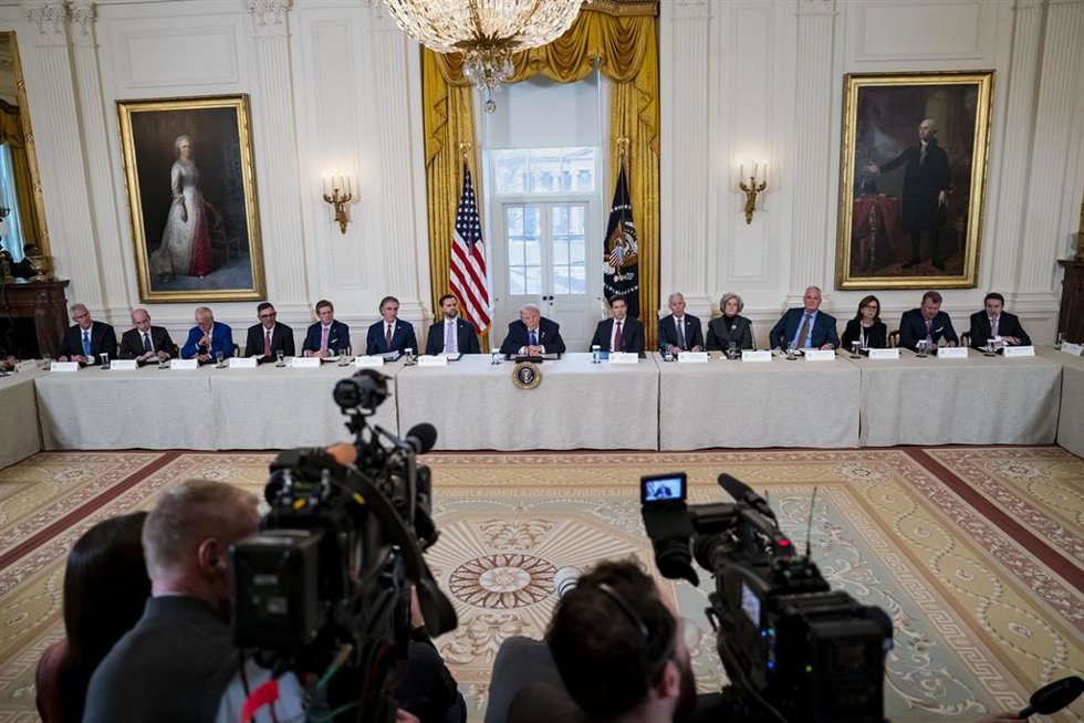 El presidente de EEUU, Donald Trump, reunido con una veintena de responsables de empresas petrolíferas