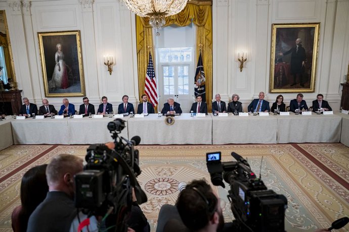 9 de janeiro de 2026, Washington, Distrito de Columbia, EUA: O presidente dos Estados Unidos, Donald J. Trump, discursa durante uma reunião com executivos do setor de petróleo e gás na Sala Leste da Casa Branca, em Washington, DC, EUA, na sexta-feira, 9 d