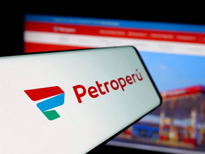 Archivo - Arquivo - 14 de abril de 2025, Alemanha: Nesta ilustração fotográfica, um smartphone com o logotipo da empresa Petroleos del Peru S.A. (Petroperu) é visto na tela em frente ao site.