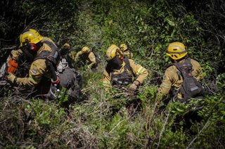 Un grupo de brigadistas trabaja en la contención del fuego en la provincia argentina de Chubut