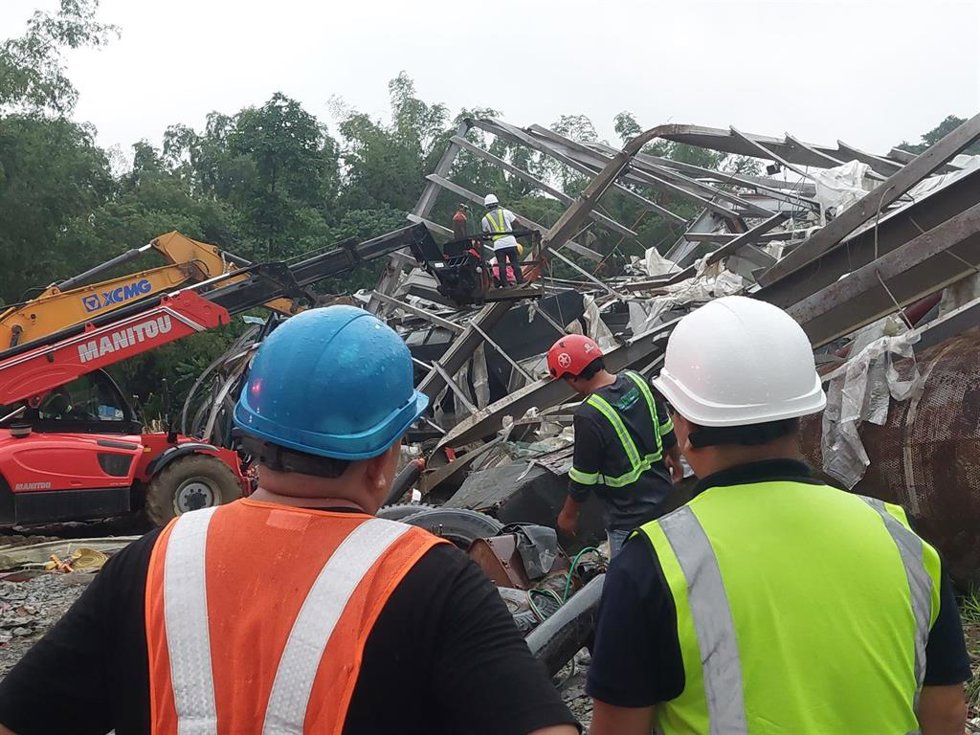 Los equipos de rescate trabajan en un vertedero derrumbado en Cebú, Filipinas