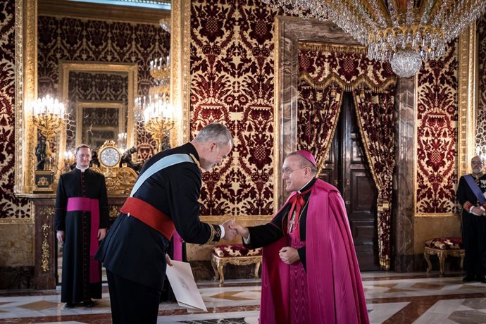 El Rey Felipe VI recibe al Nuncio Apostólico de la Santa Sede, Monseñor Piero Pioppo, en el Palacio Real de Madrid, a 18 de diciembre de 2025, en Madrid (España). El Rey recibe hoy las Cartas Credenciales de los nuevos embajadores de la Santa Sede, Norueg