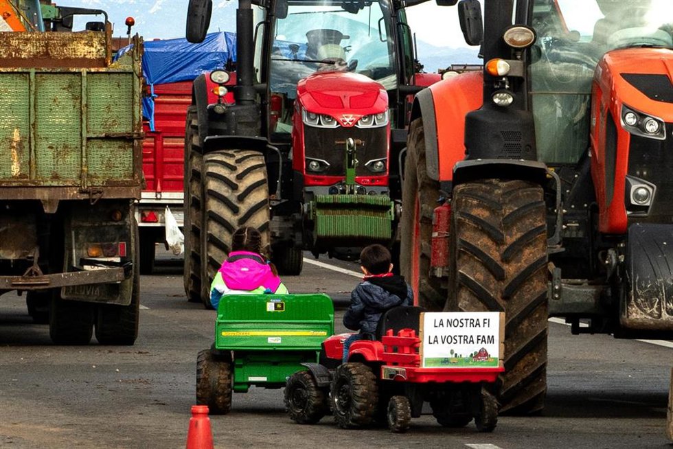 Agricultores y ganaderos cortan la AP-7 con tractores y rollos de paja, este sábado en Pontós, Girona, Catalunya (España). 