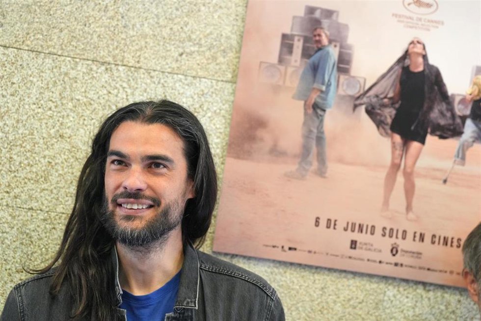Archivo - El director de la película 'Sirt', Oliver Laxe, ofrece una rueda de prensa, a 26 de mayo de 2025, en Santiago de Compostela