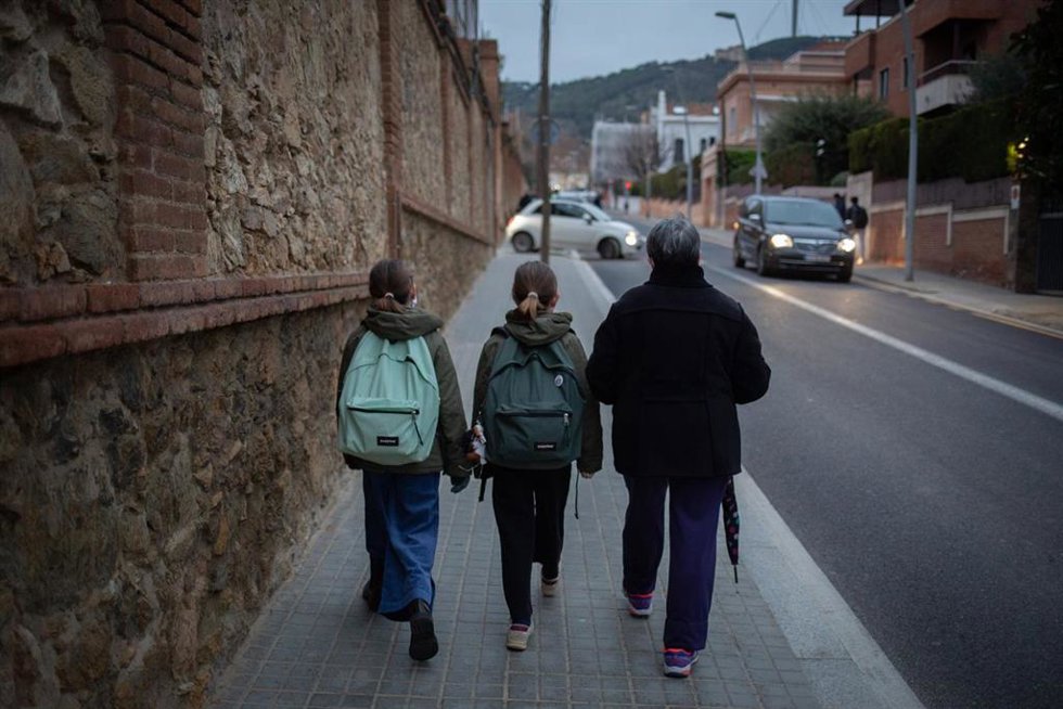 Archivo - Dos menores se dirigen a clase, en una imagen de archivo