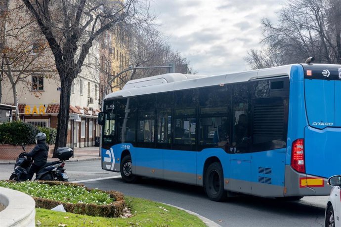 Autobús urbano de la Empresa Municipal de Transportes de Madrid (EMT), a 26 de diciembre de 2025, en Madrid (España).