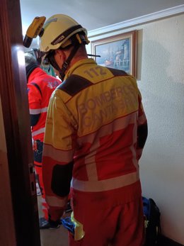 Bomberos del 112 abren la puerta del domicilio donde había un hombre caído en el suelo