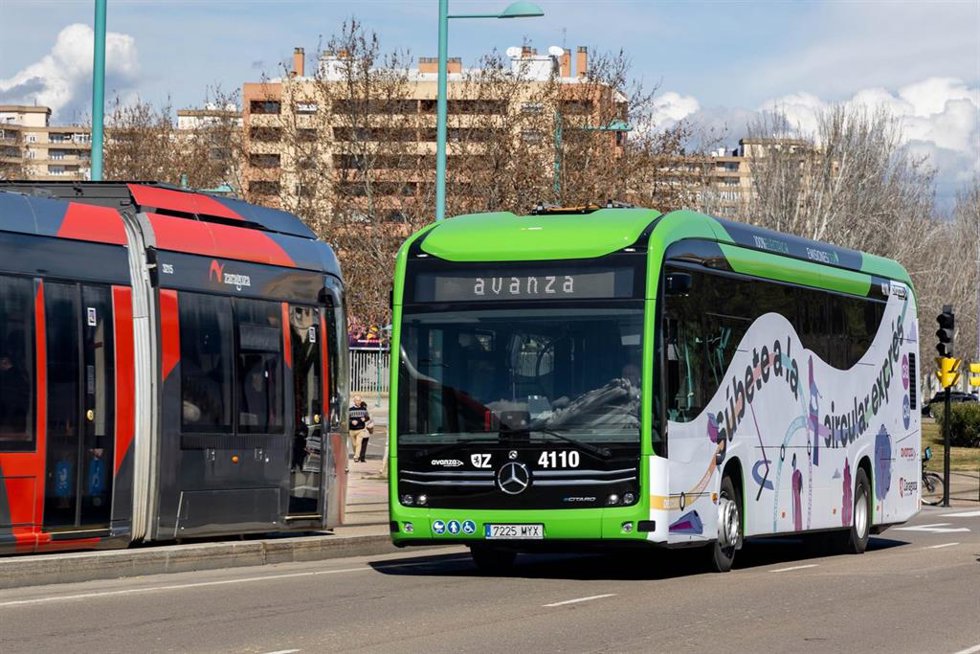 Archivo - Un autobús en Zaragoza.