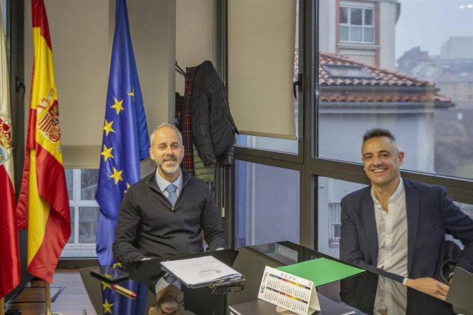 El consejero de Educación, Formación Profesional y Universidades, Sergio Silva, se reúne con el alcalde de San Pedro del Romeral, Jesús Mantecón