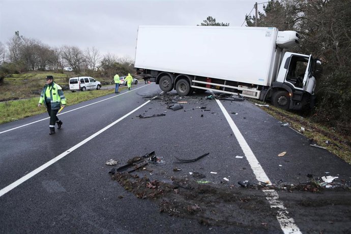 Mueren dos personas en un accidente de tráfico entre un camión y un turismo en Lugo