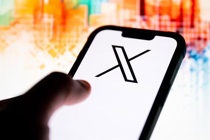 Archivo - December 4, 2025, Poland: In this photo illustration, a X logo seen displayed on a smartphone.