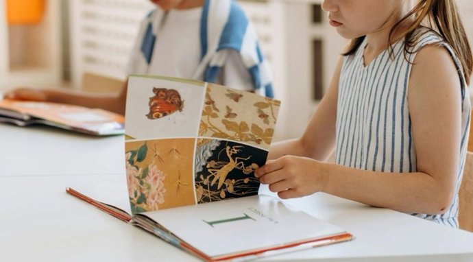 Archivo - Imagen de archivo de una niña con un libro