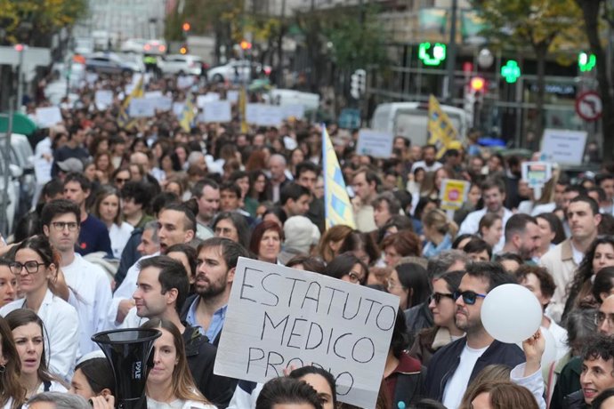 Archivo - Médicos durante una manifestación convocada por el Sindicato Médico de Euskadi, a 9 de diciembre de 2025, en Bilbao, País Vasco (España).