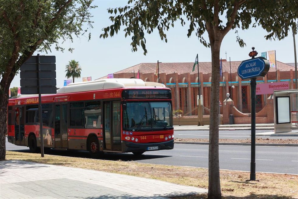 Archivo - Un autobús de Tussam en las inmediaciones de FIBES, en imagen de archivo.