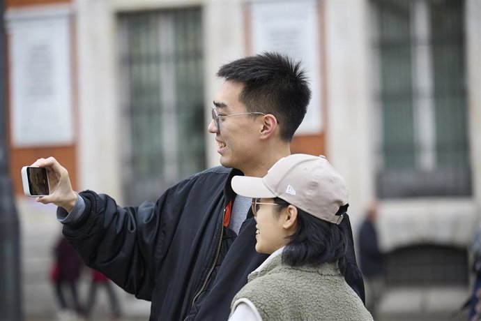 Archivo - Varios turistas en el centro de la ciudad, a 4 de diciembre de 2025, en Madrid (España). 