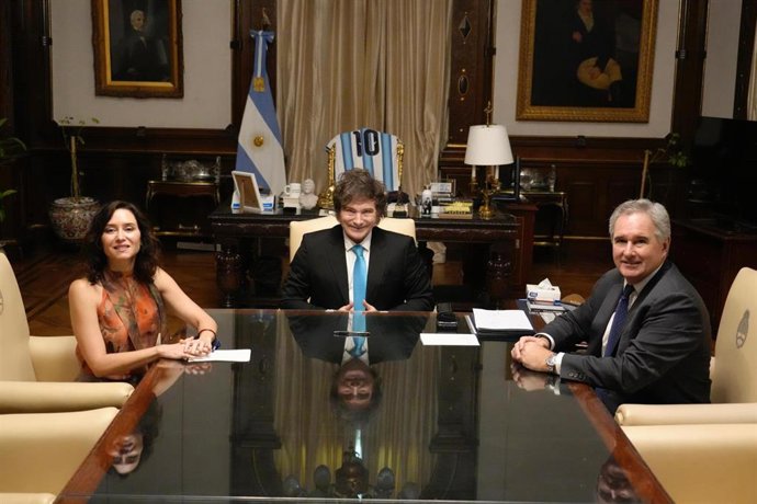 A presidenta de la Comunidad de Madrid, Isabel Díaz Ayuso, ha sido recibida hoy en La Casa Rosada, en Buenos Aires, por el presidente de la República Argentina, Javier Milei.