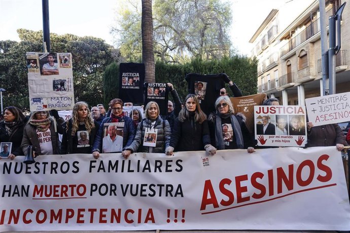 Familiares y asociaciones de víctimas de la dana se concentran a las puertas del Juzgado de Catarroja ante el careo entre Pradas y Cuenca