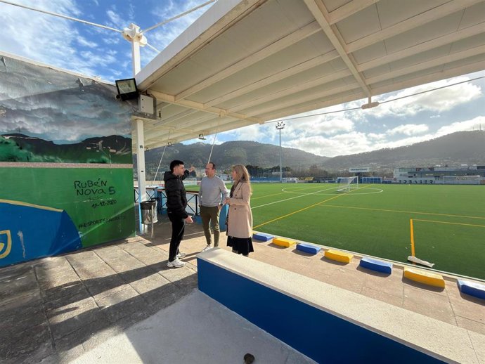 La alcaldesa de Andratx, Estefanía Gonzalvo, visita las nuevas instalaciones del campo de fútbol de Sa Plana.