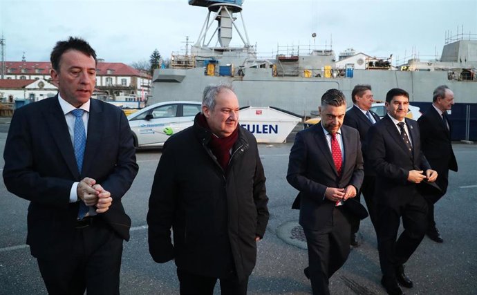 El ministro de Industria y Turismo, Jordi Hereu (2i), y el delagado del Gobierno en Galicia, Pedro Blanco (1d), durante una visita al astillero de Navantia, a 12 de enero de 2026, en Ferrol