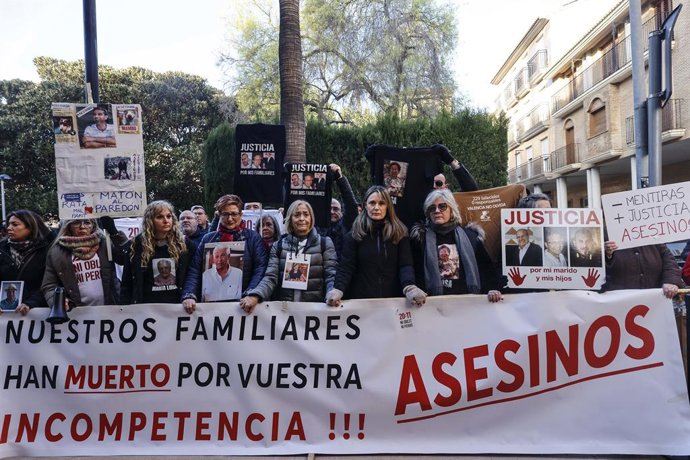 Familiars i associacions de víctimes de la dana es concentren a les portes del Jutjat de Catarroja davant del cara a cara entre Pradas i Cuenca