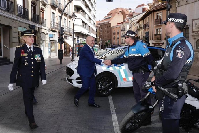 El alcalde de Valladolid, Jesús Julio Carnero, saluda a agentes de la Policía Municipal en presencia de la superintendente de la Policía Municipal, Julia González Calleja.