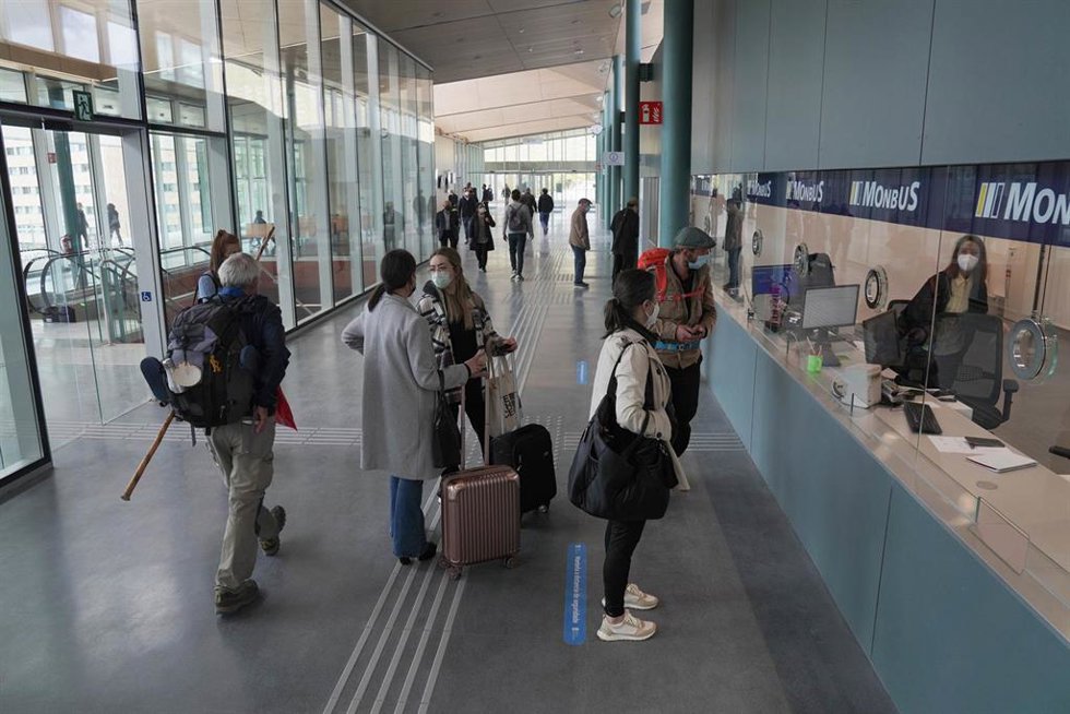Archivo - Varias personas hacen cola frente a una de las taquillas de la nueva estación intermodal de Santiago de Compostela, a 22 de abril de 2021, en Santiago de Compostela, Galicia (España). La primera estación intermodal de Galicia ha quedado oficia