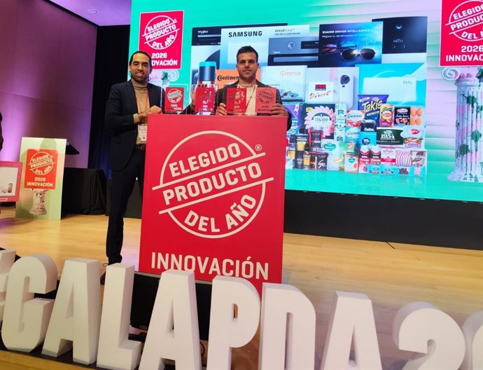 Miguel Gironés (izquierda) y Alejandro Alarcón (derecha), brand managers de El Pozo Alimentación, en el acto de entrega de los reconocimientos