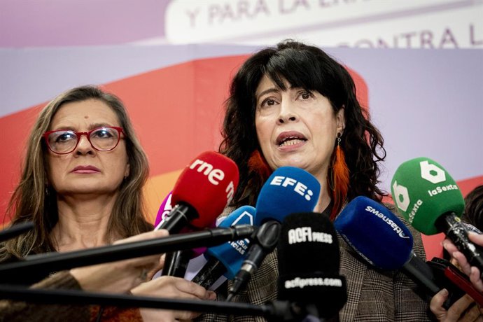 La ministra de Igualdad, Ana Redondo (d), junto con la delegada del Gobierno contra la Violencia de Género, Carmen Martínez Perza (i), atiende a los medios de comunicación antes de presidir el Comité de Crisis del Ministerio de Igualdad, a 8 de enero de 2