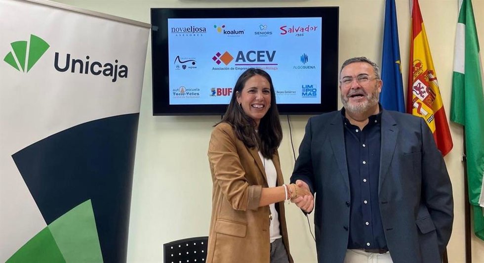 El acuerdo ha sido suscrito por la directora de Málaga Centro Oriental de Unicaja, Marisol Pérez Gavilán, y el presidente de ACEV, José Antonio González González.