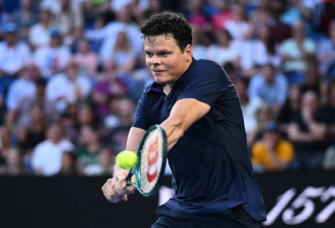 Archivo - Milos Raonic of Canada returns during his first round match against Alex De Minaur of Australia on Day 2 of the 2024 Australian Open at Melbourne Park in Melbourne, Monday, January 15, 2024. (AAP Image/Joel Carrett) NO ARCHIVING, EDITORIAL USE O