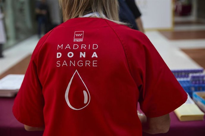 Archivo - Una sanitaria durante la iniciativa 'Madrid Dona Sangre, Dona Plasma', 