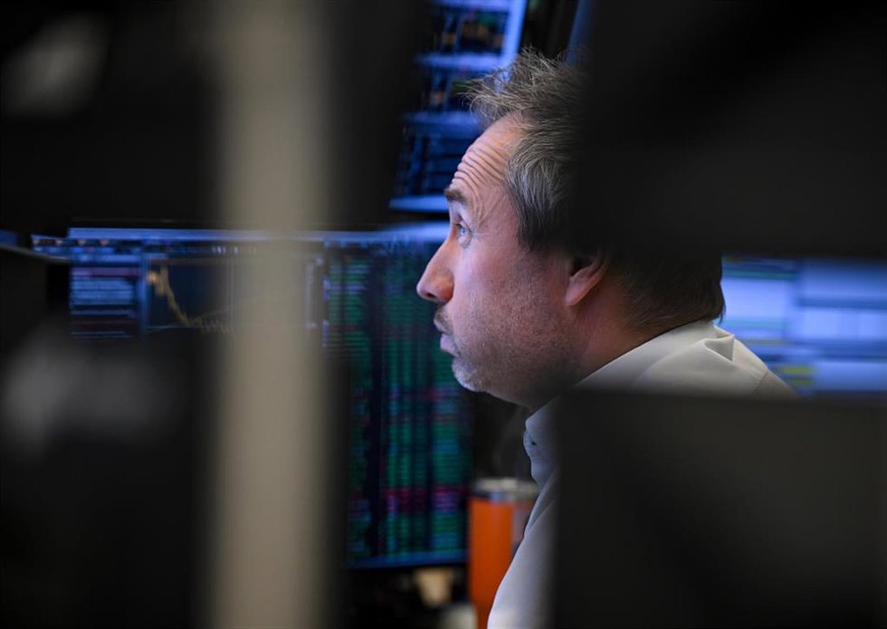 Archivo - 10 April 2025, Hesse, Frankfurt/Main: A trader watches his monitors on the trading floor of the Frankfurt Stock Exchange. In response to the suspension of special US tariffs for numerous countries, the DAX rises by around eight percent at the 
