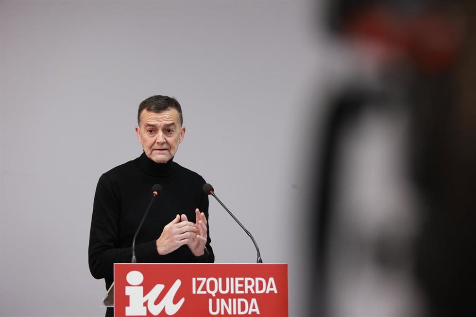 El coordinador federal de IU, Antonio Maíllo, en rueda de prensa este lunes en la sede de IU Andalucía en Sevilla.