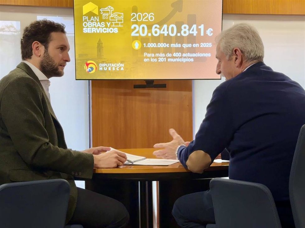 El presidente de la Diputación Provincial de Huesca (DPH), Isaac Claver, y el diputado delegado de Obras y Servicios, Alvaro Bescós.