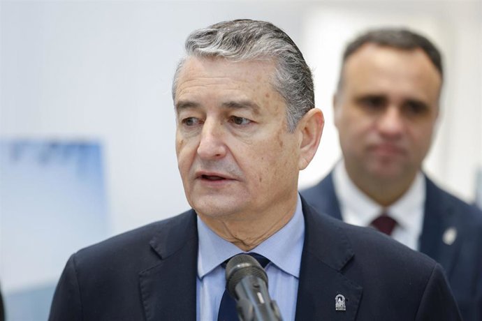 El consejero de Sanidad, Presidencia y Emergencias de la Junta de Andalucía, Antonio Sanz, en una atención a medios.