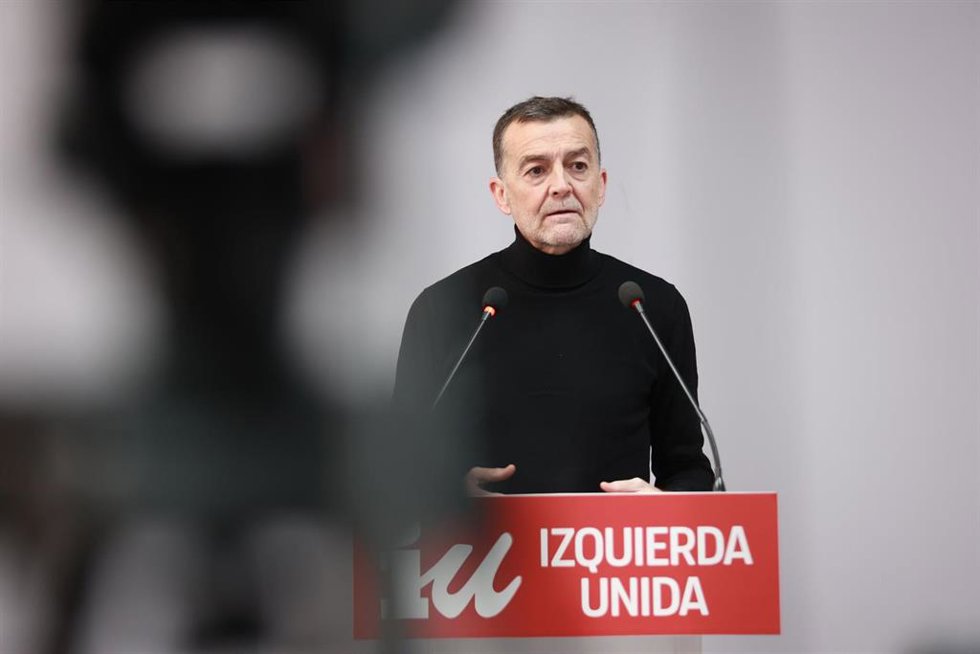 El coordinador federal de IU, Antonio Maíllo, atiende a los medios de comunicación en una rueda de prensa celebrada en la sede de su formación en Andalucía.