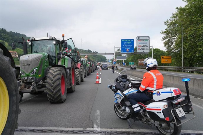 Archivo - Un agente de la Ertzaintza durante una protesta de agricultores, en la frontera entre España y Francia, en Biriatou 