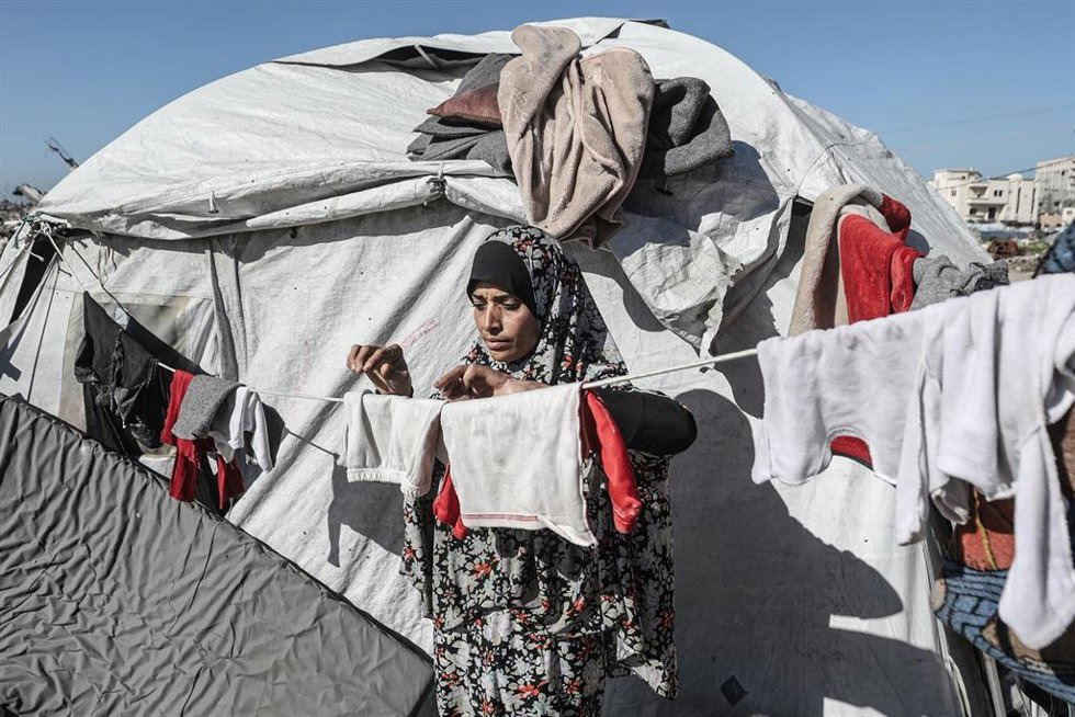 Una mujer palestina en el campamento de refugiados de Al Bureij, en el centro de la Franja de Gaza, tras ser desplazada de su hogar por la ofensiva militar de Israel (archivo)