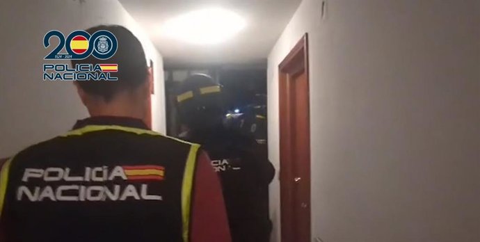 La Policía Nacional ha detenido a cuatro personas pertenecientes a un grupo criminal responsable de 12 robos con violencia e intimidación que asaltaba a personas de edad avanzada en el interior de sus portales.