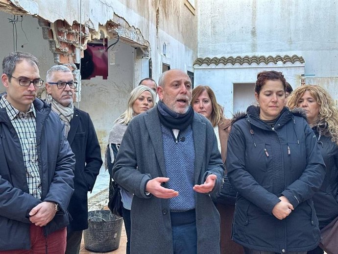 El candidato de Por Andalucía por la provincia de Málaga a las próximas elecciones autonómicas, Ernesto Alba; la alcaldesa de Monda, María Remedios Fernández; y el coordinador general de IU Andalucía y diputado en el Congreso, Toni Valero.