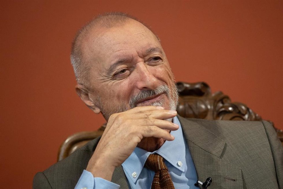 Archivo - El escritor Arturo Pérez-Reverte, durante la presentación del monumento al Capitán Alatriste, en la Real Academia de la Lengua Española, a 14 de octubre de 2025, en Madrid (España). El monumento se colocará en Cartagena (Murcia), tierra natal 