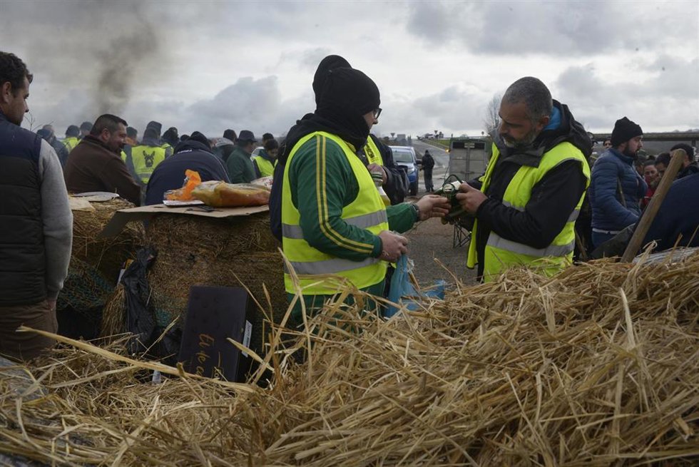 Agricultores y ganaderos cortan la A-52 con tractores y rollos de paja en Xinzo de Limia, Orense, Galicia (España). 