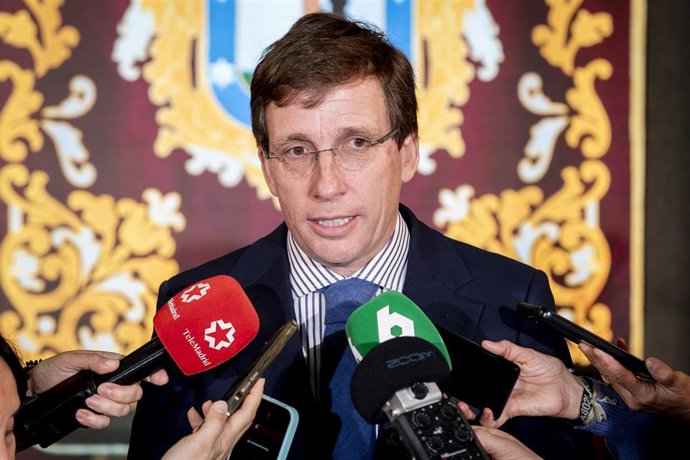 El alcalde de Madrid, José Luis Martínez-Almeida, durante la firma de un convenio con 12 universidades, en la Casa de la Villa