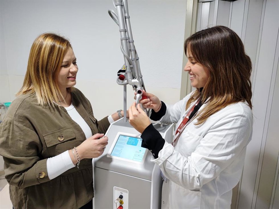 La doctora Alejandra Azkargorta muestra las características del aparato de láser fraccionado de CO2.
