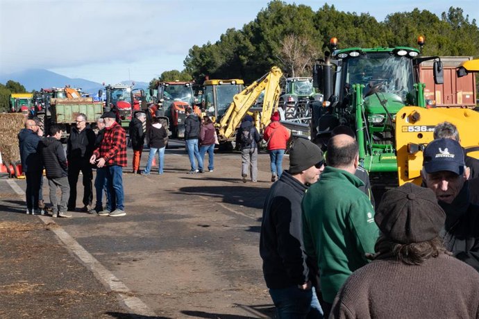Agricultores y ganaderos cortan la AP-7 con tractores y rollos de paja en Pontós (Girona).