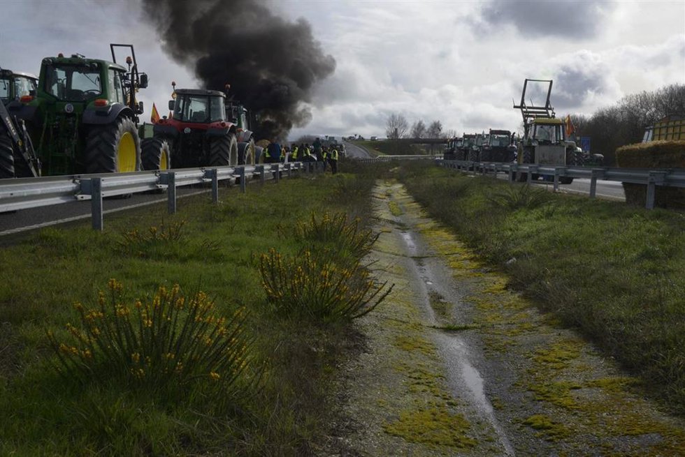 Agricultores y ganaderos cortan la A-52 con tractores y rollos de paja, 