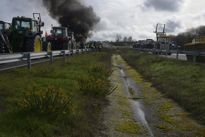 Agricultores y ganaderos cortan la A-52 con tractores y rollos de paja, a 10 de enero de 2026, en Xinzo de Limia, Orense, Galicia (España). El corte, que afecta a los dos carriles de circulación de la autovía durante varios kilómetros, es una protesta de 