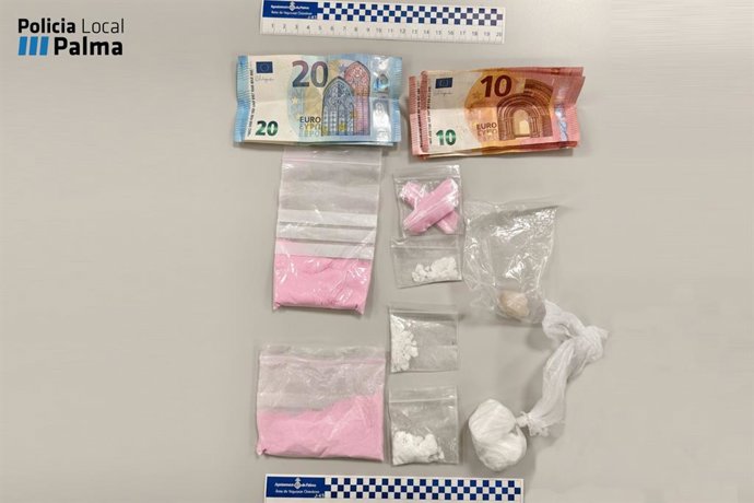 Las dosis de droga y el dinero en efectivo intervenido al arrestado.