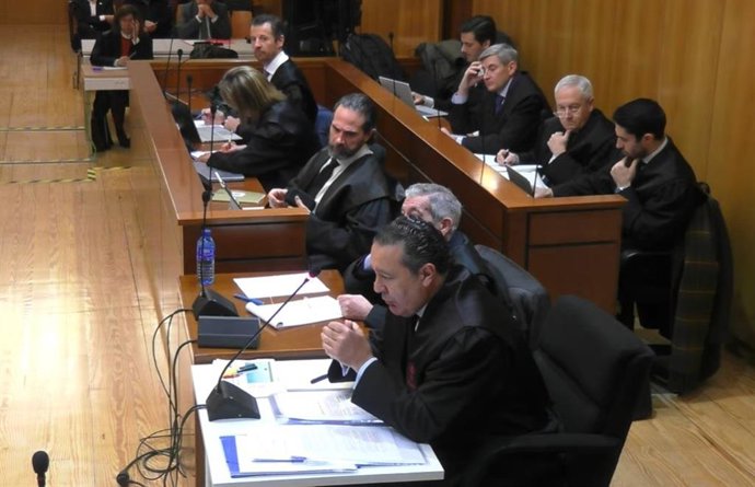 Archivo - El abogado de defensor de Rafael Delgado, en primer plano, durante la exposición de su informe en el juicio de la 'trama eólica'.